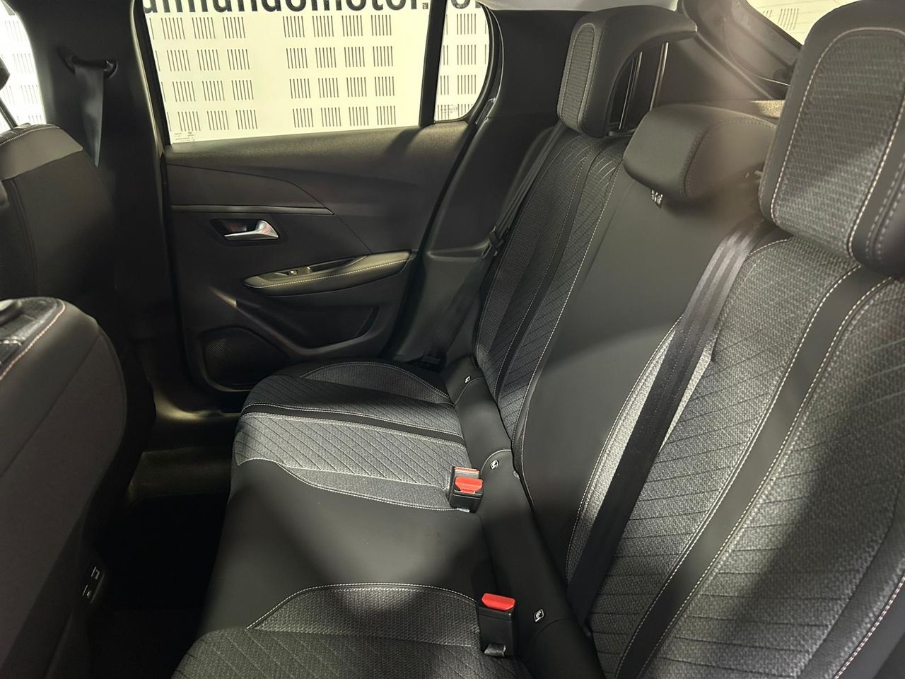 Peugeot 208 Allure Hybrid 100 e-DCS6 1.2T 110 CV - Foto 2