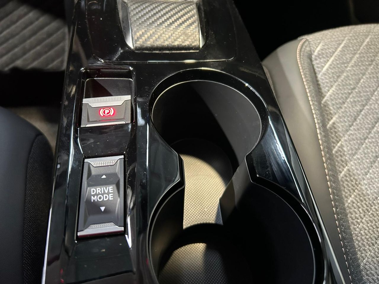 Peugeot 208 Allure Hybrid 100 e-DCS6 1.2T 110 CV - Foto 2