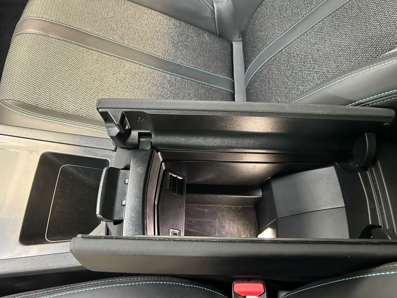 Peugeot 408 Allure Plug-In Hybrid 180 e-EAT8 - Foto 2