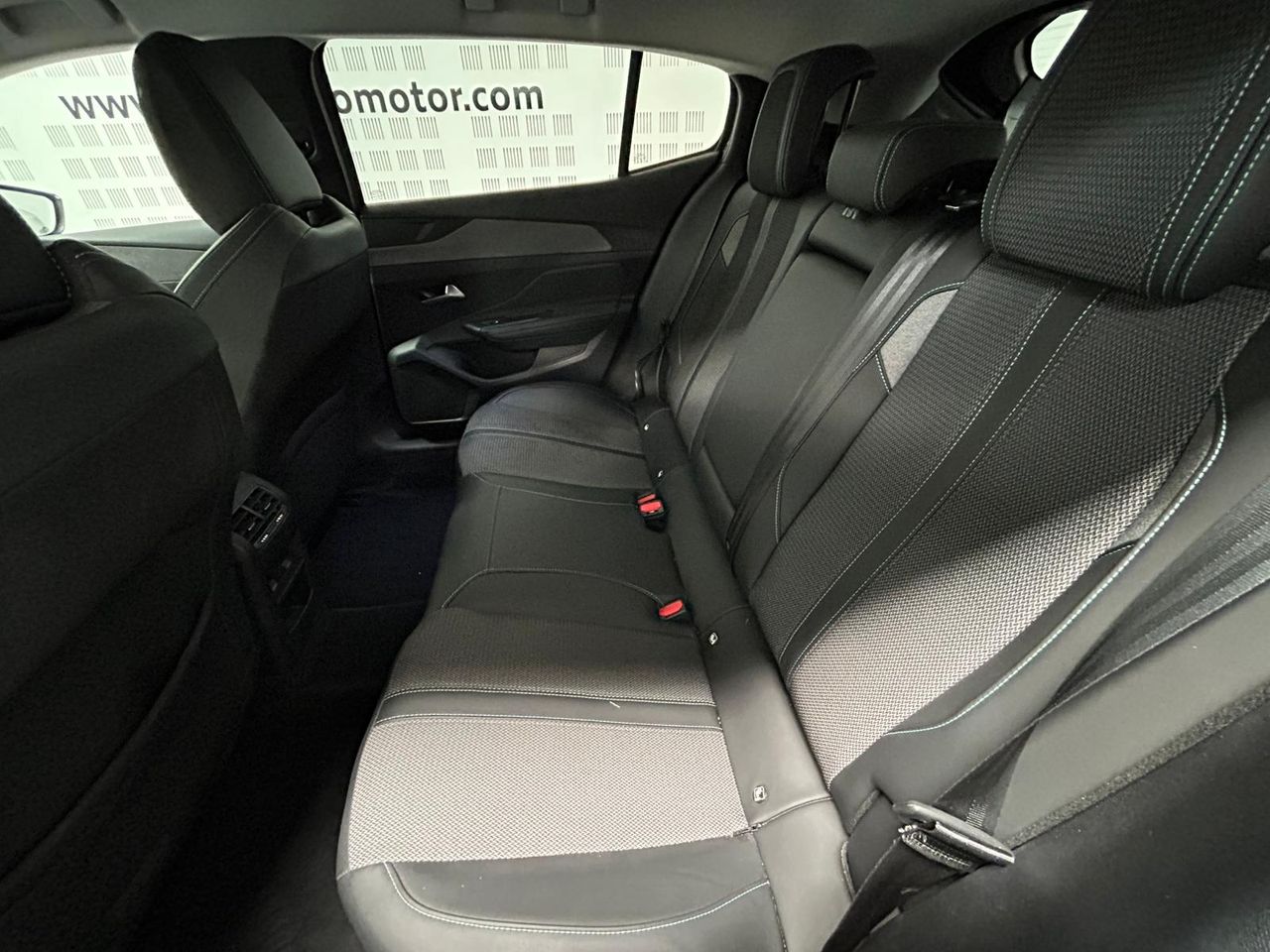 Peugeot 408 Allure Plug-In Hybrid 180 e-EAT8 - Foto 2