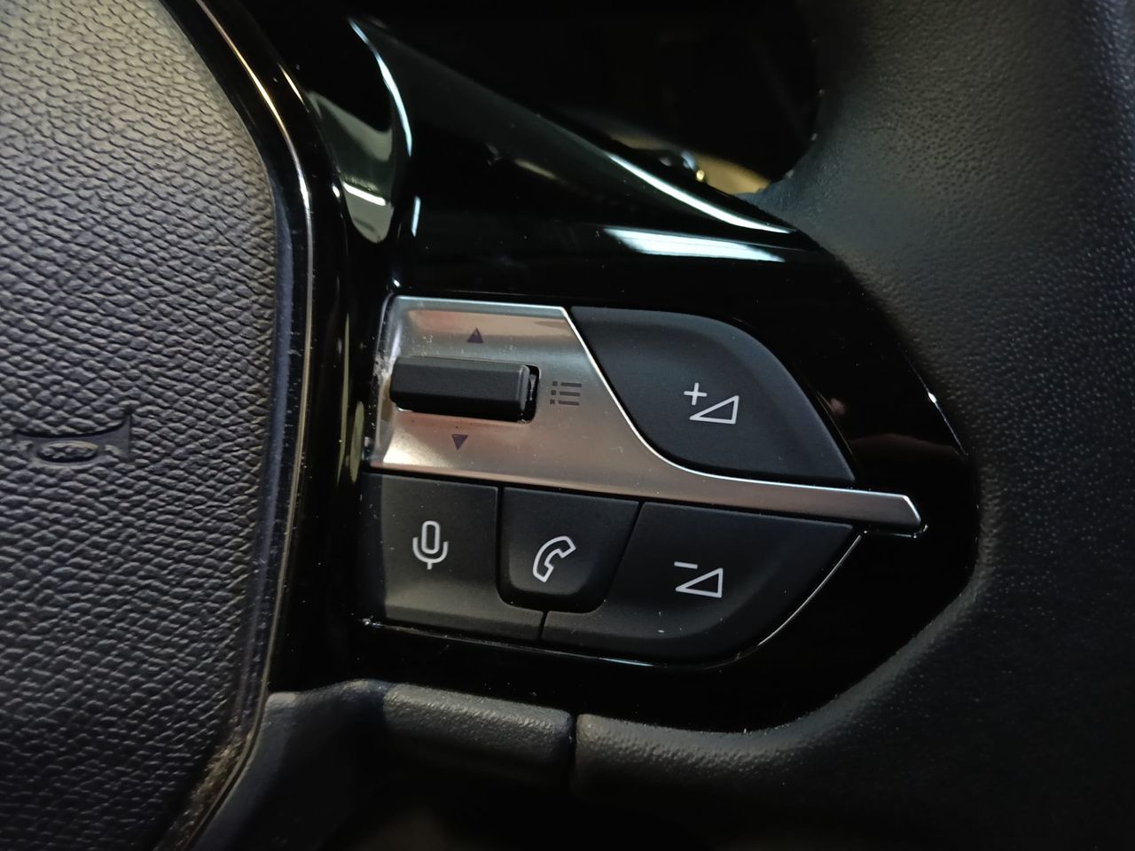Peugeot 408 Allure Plug-In Hybrid 180 e-EAT8 - Foto 2