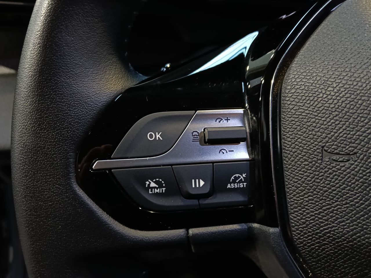 Peugeot 408 Allure Plug-In Hybrid 180 e-EAT8 - Foto 2