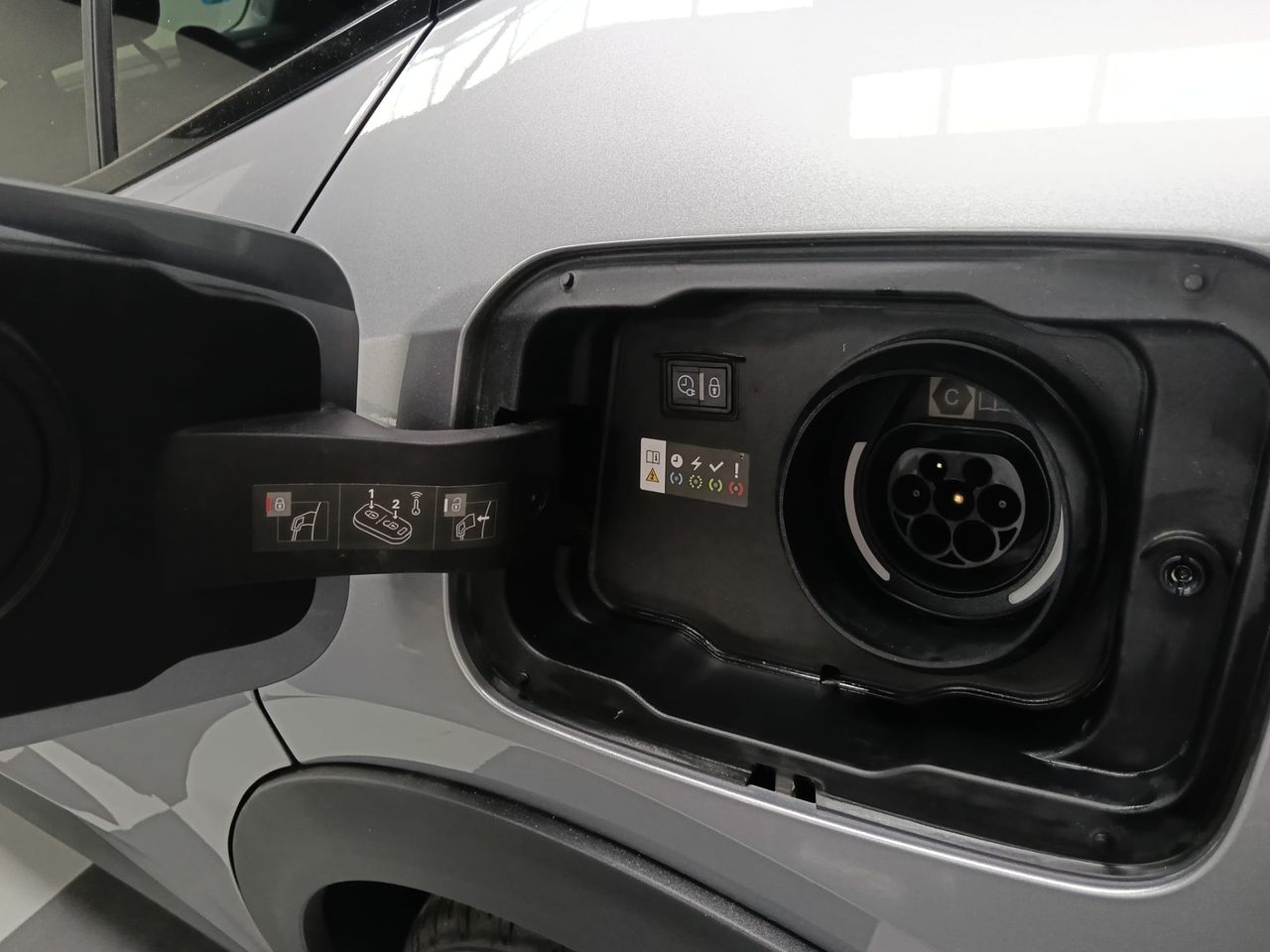 Peugeot 408 Allure Plug-In Hybrid 180 e-EAT8 - Foto 2