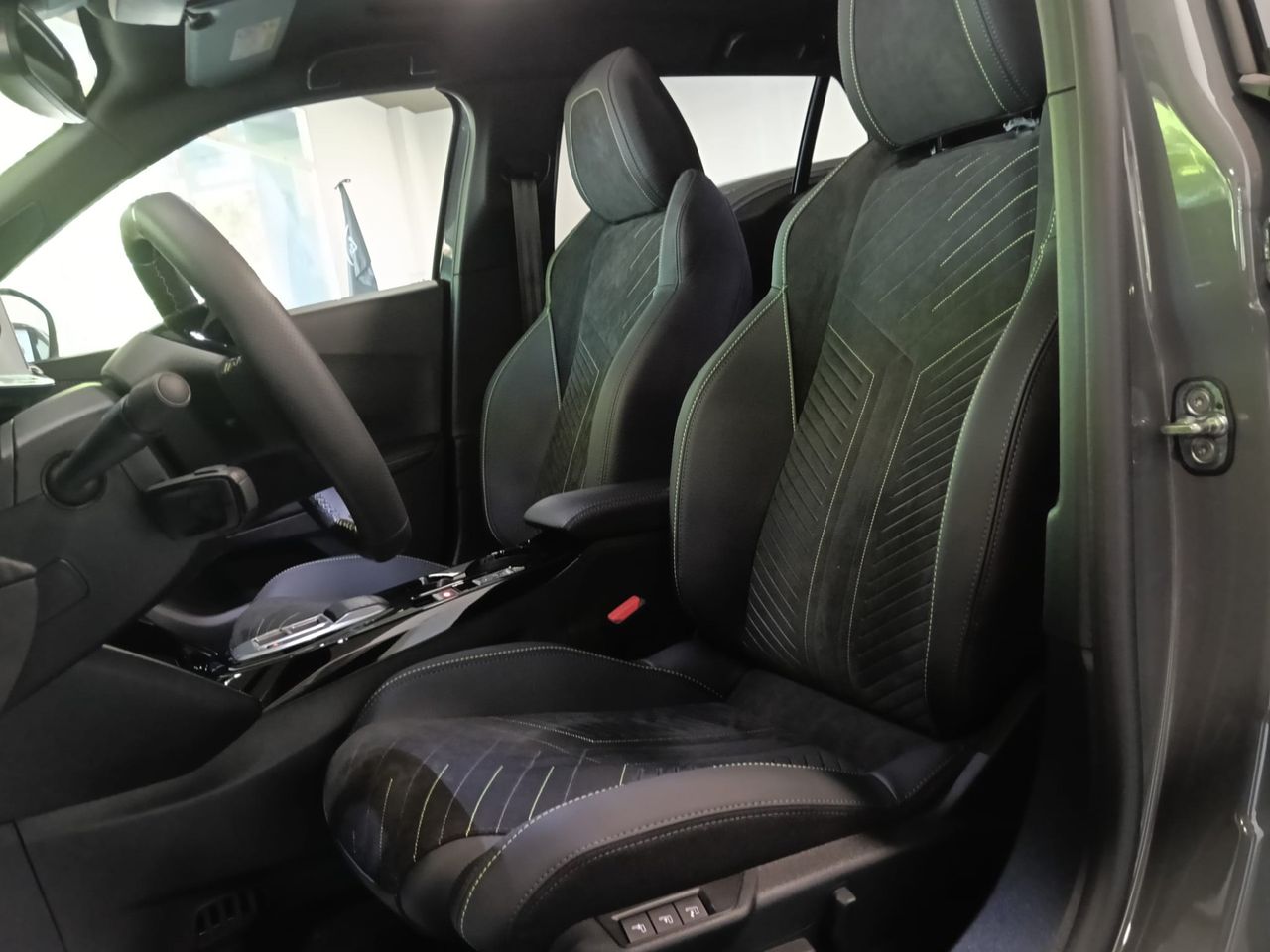 Peugeot 2008 GT Hybrid 145 e-DCS6 - Foto 2