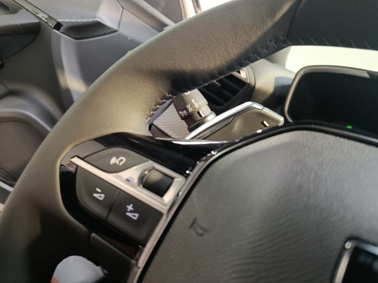 Peugeot 2008 Allure Hybrid 145 e-DCS6 - Foto 2