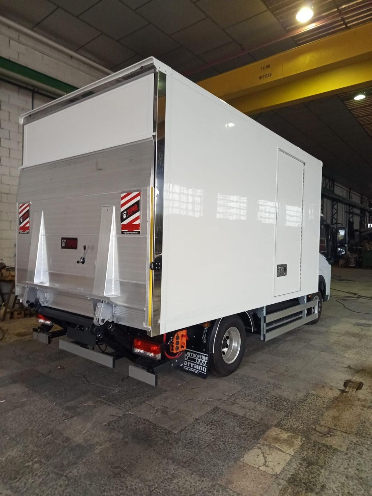 Camiones 3 ejes  de segunda mano - dongfeng box 2025 /