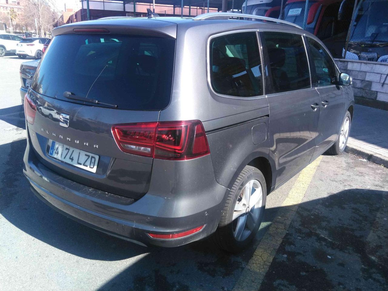 Dacia duster con luces antiniebla  de segunda mano - seat alhambra 2022 /