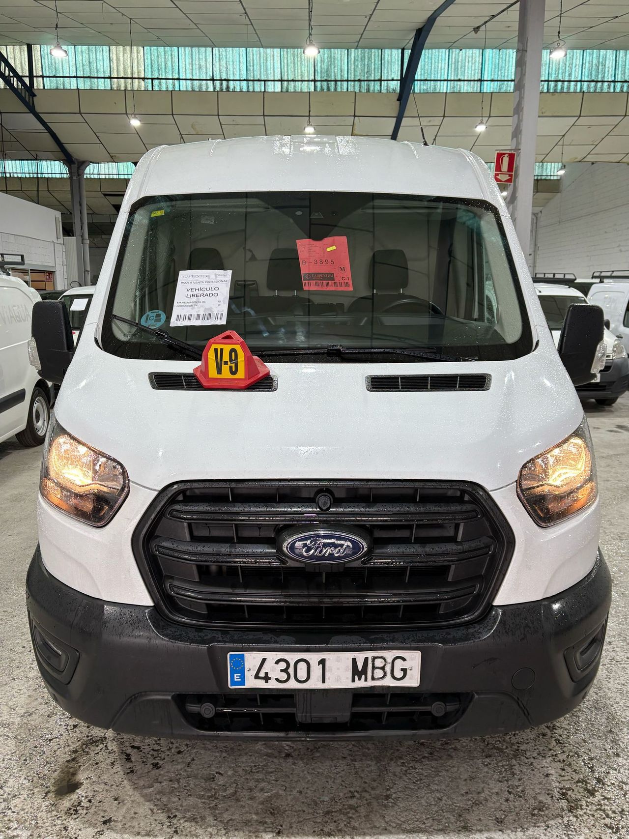 Dacia duster con luces antiniebla  de segunda mano - ford transit 2022 /