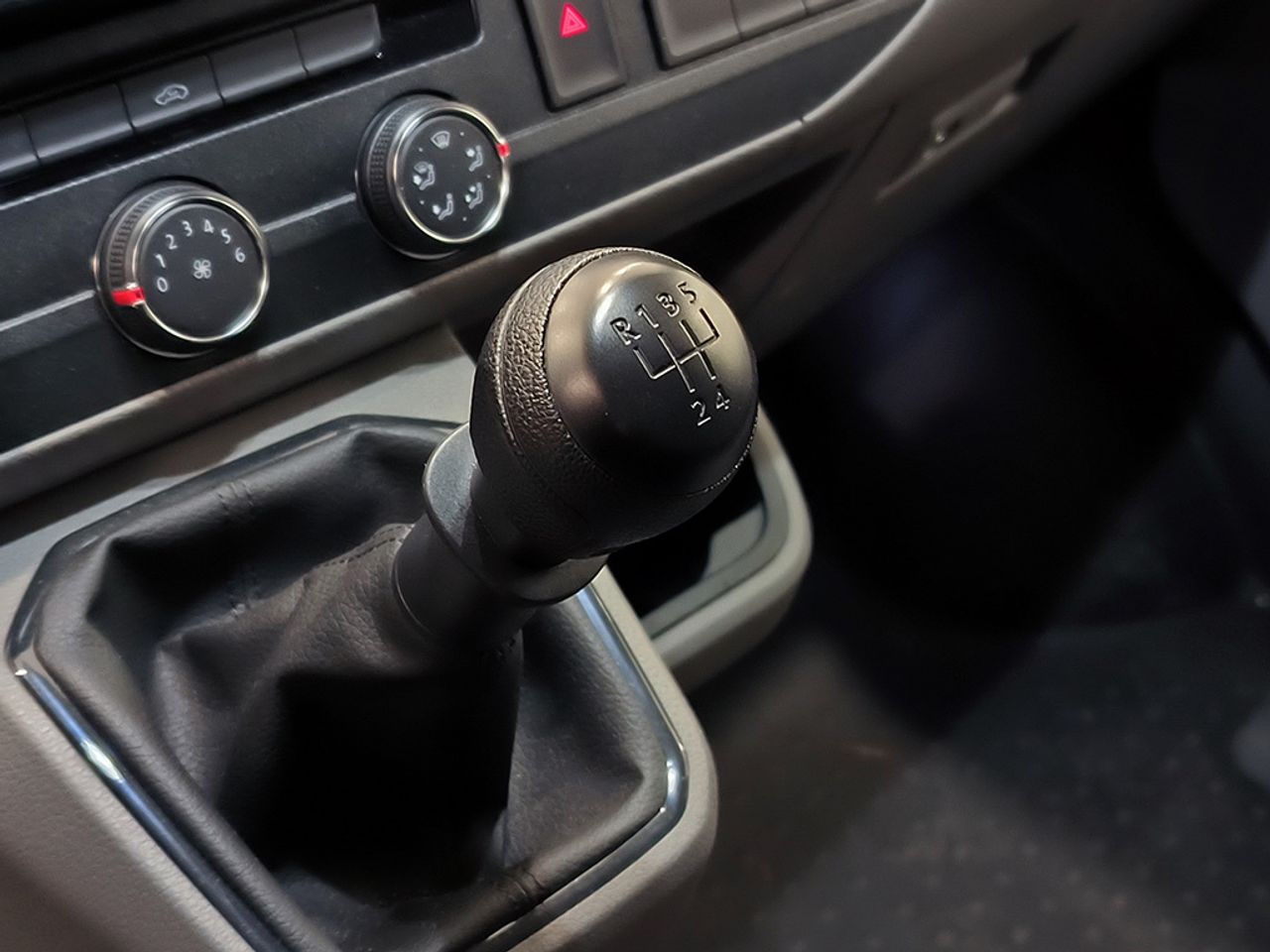 Volkswagen Transporter 6.1 Furgon Batalla Corta 2.0 Tdi 81 K - Foto 2