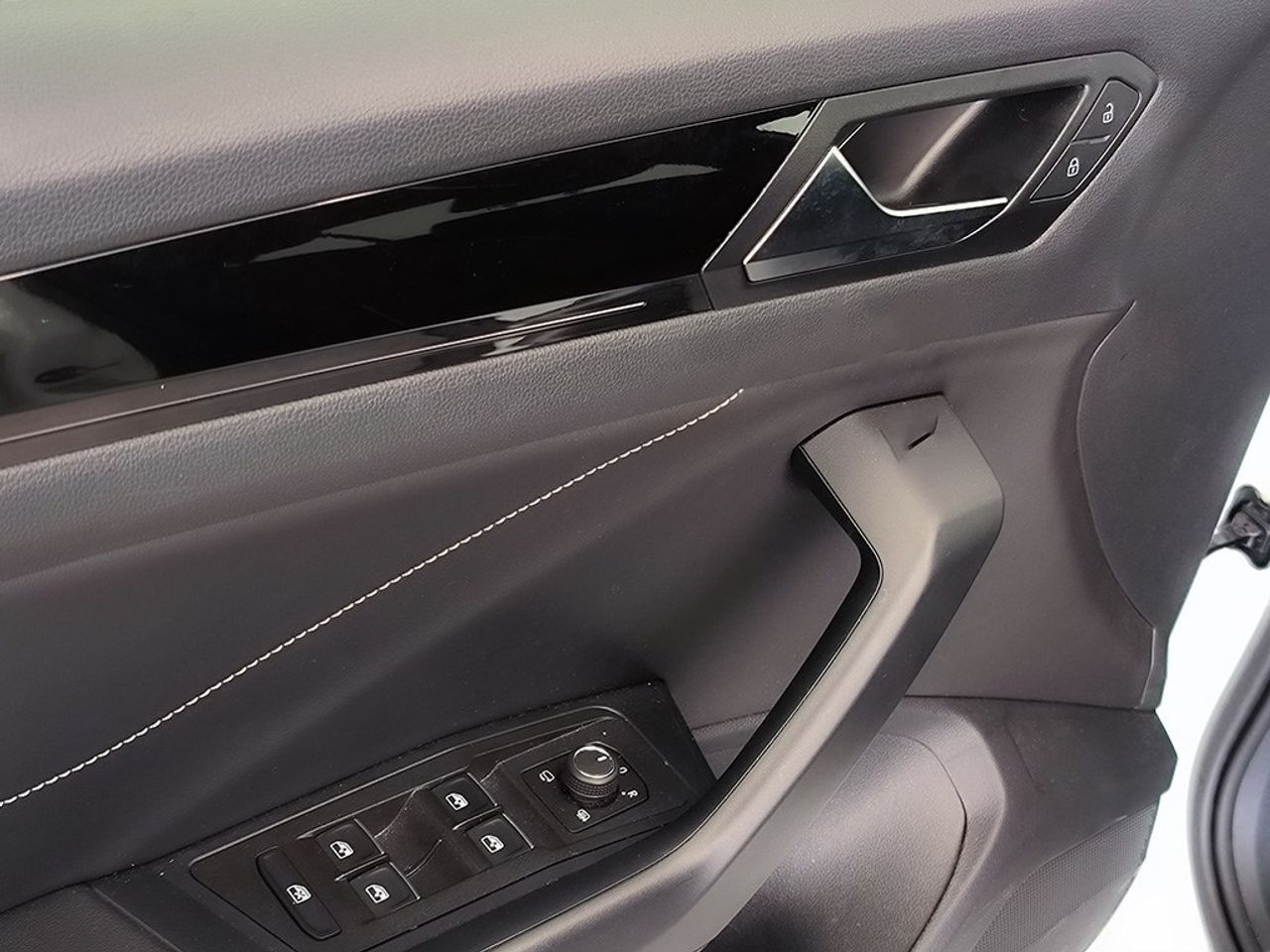 Volkswagen T-roc Dark Line 2.0 Tdi 115 Cv - Foto 2