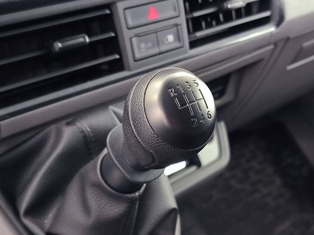 Volkswagen Crafter 30 Furgon Batalla Media L3h2 2.0 Tdi Fwd - Foto 2