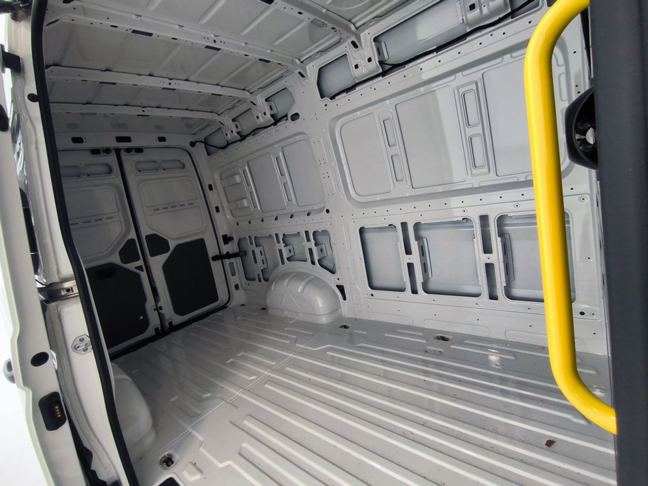 Volkswagen Crafter 30 Furgon Batalla Media L3h2 2.0 Tdi Fwd - Foto 2