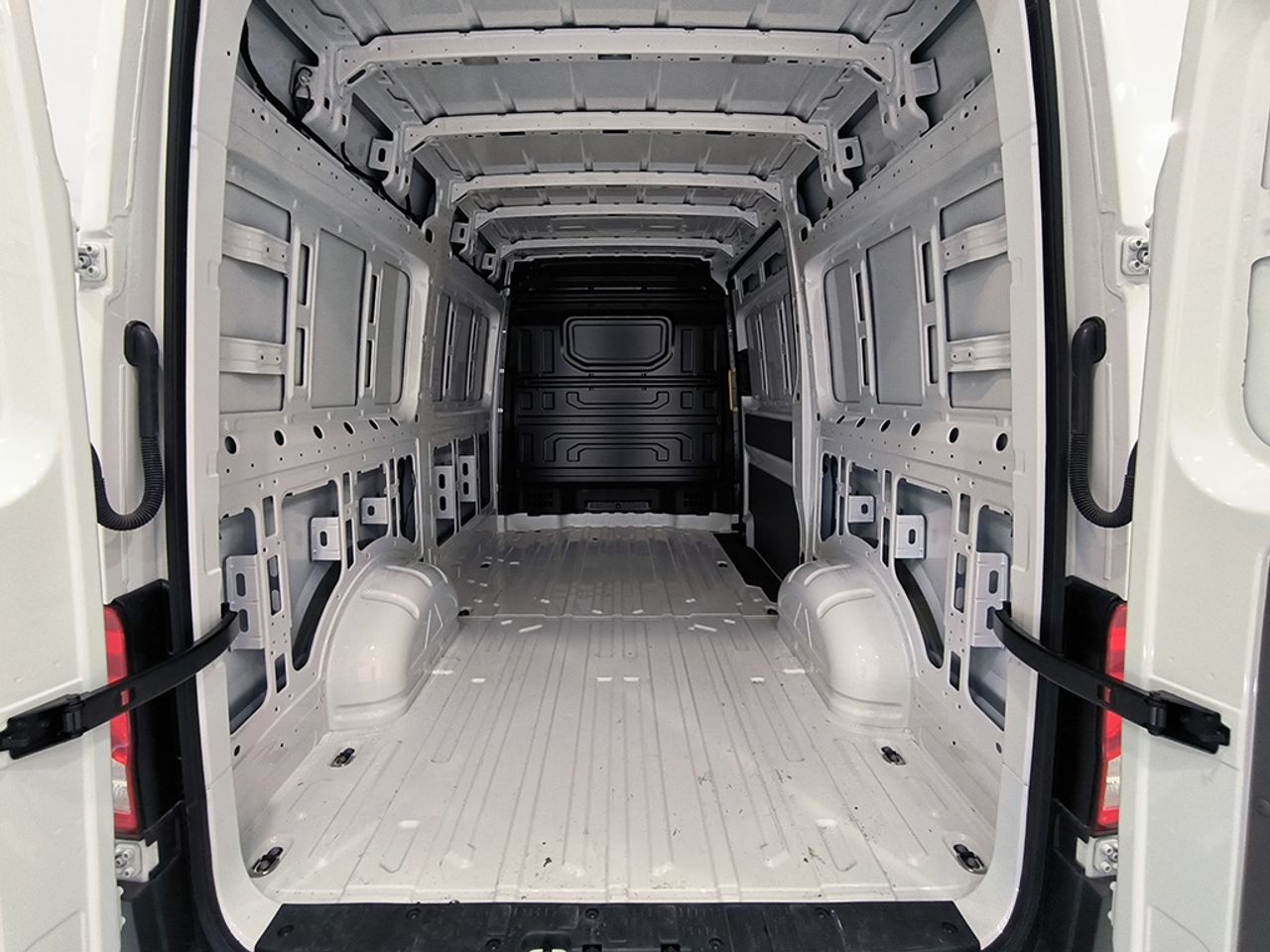 Volkswagen Crafter 30 Furgon Batalla Media L3h2 2.0 Tdi Fwd - Foto 2