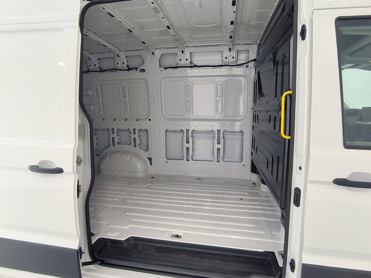 Volkswagen Crafter 30 Furgon Batalla Media L3h2 2.0 Tdi Fwd - Foto 2