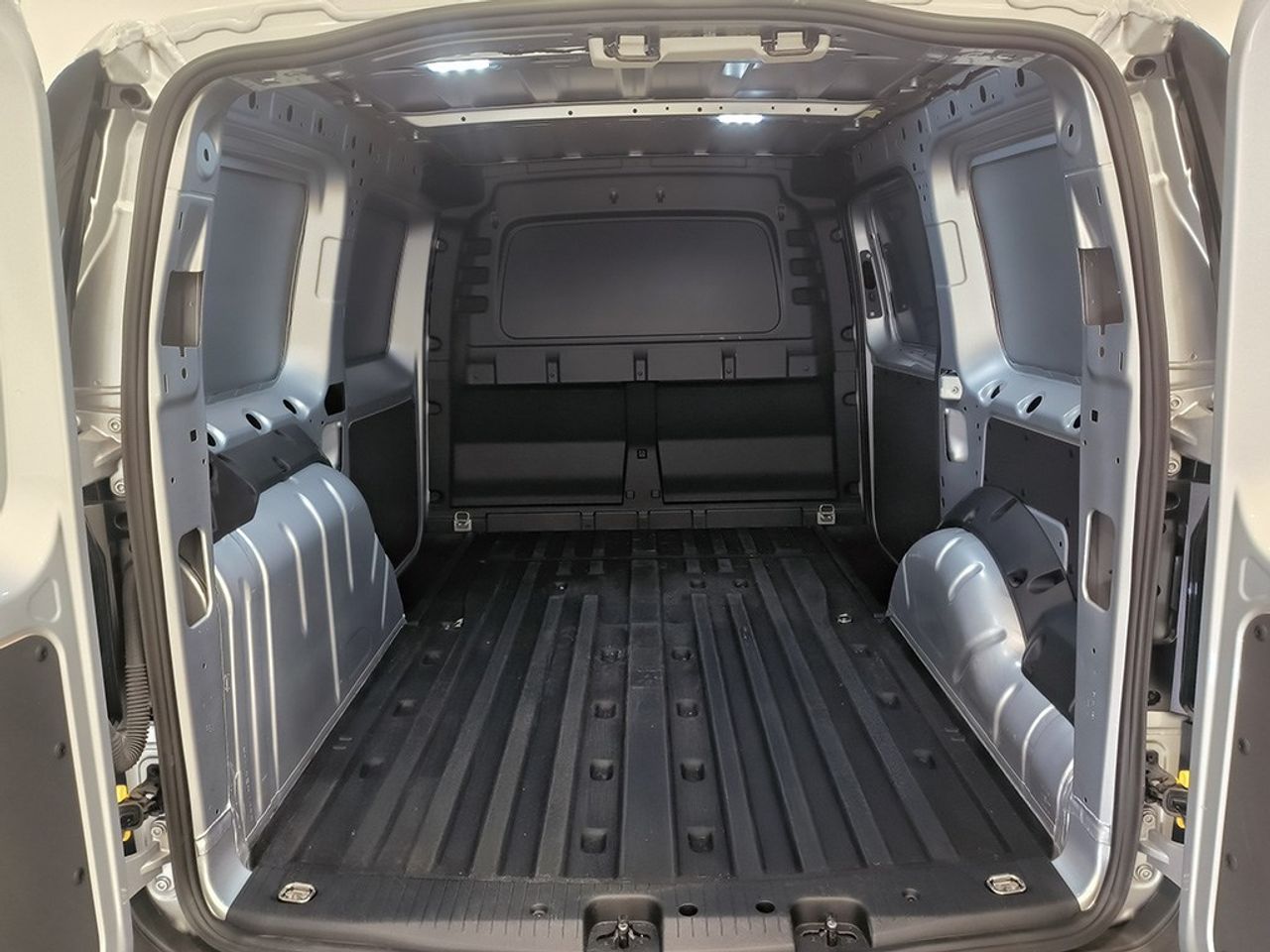 Volkswagen Caddy cargo maxi 2.0 tdi 102 cv *** SEMINUEVO*** - Foto 2