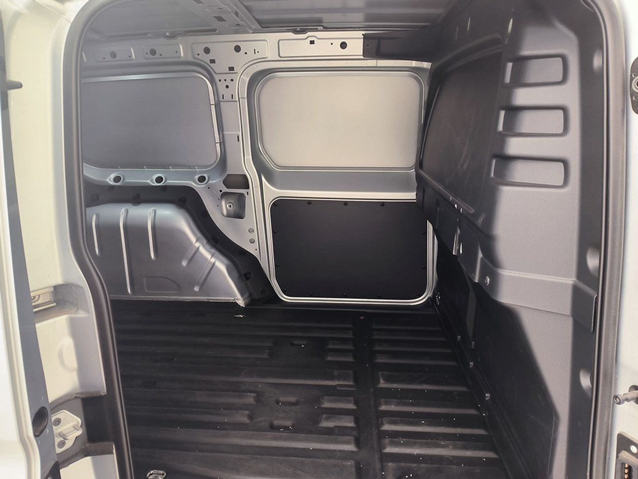 Volkswagen Caddy cargo maxi 2.0 tdi 102 cv *** SEMINUEVO*** - Foto 2