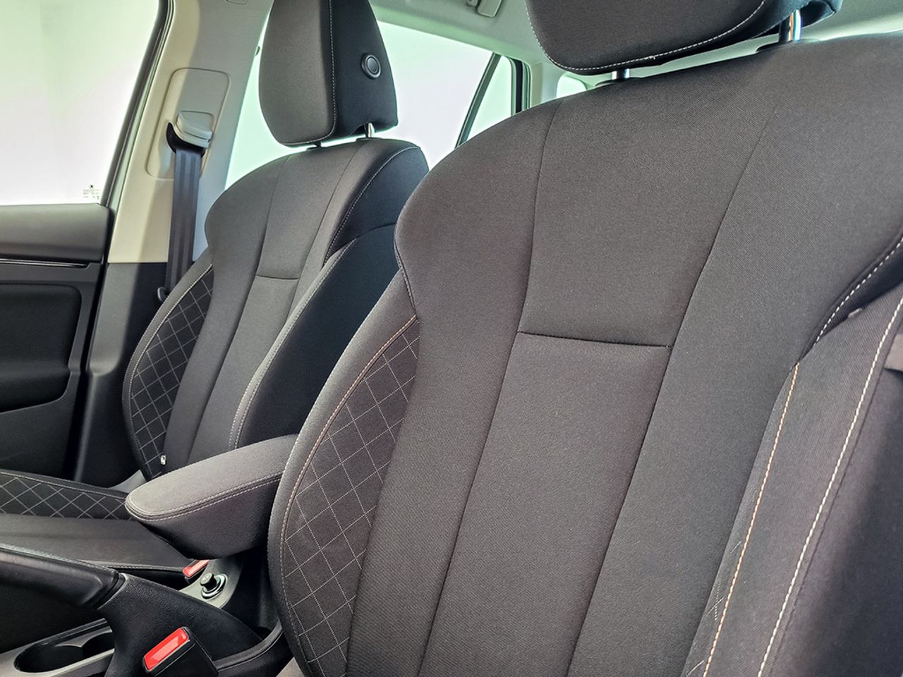 Skoda Kamiq Ambition 1,0 Tsi 81 Kw 110 Cv Manual 6 Vel. - Foto 2