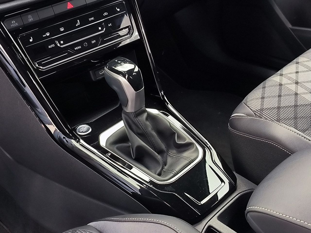 Volkswagen T-Roc 15tsi 150cv dsg r-line - Foto 2