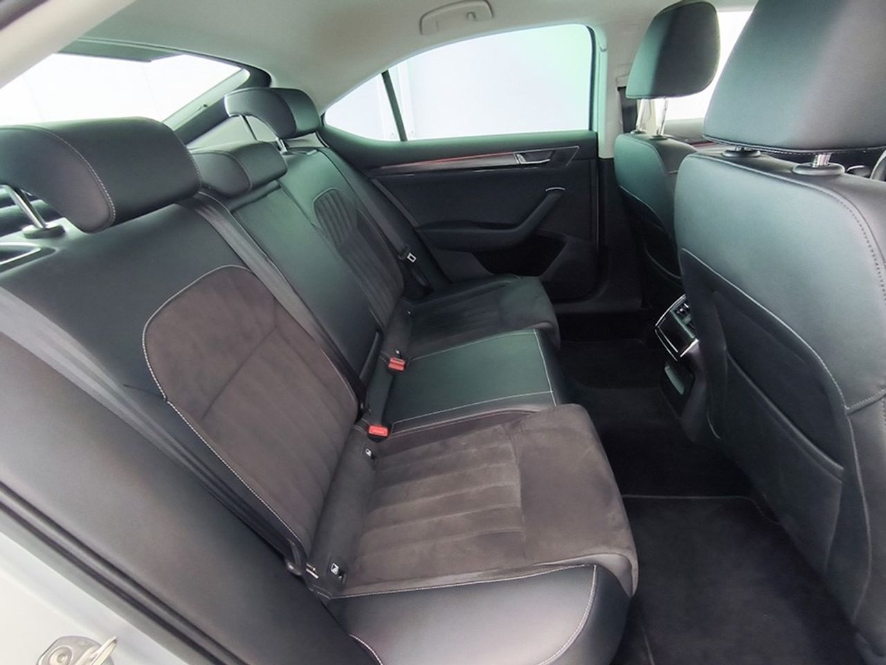 Skoda Superb suberb 2.0 tdi 150 cv dsg style - Foto 2