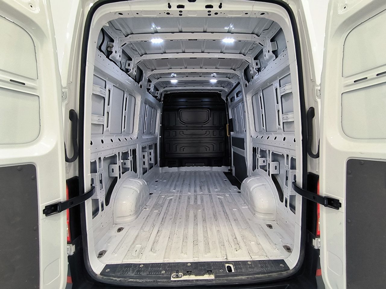 Volkswagen Crafter 35 furgon  batalla media l3h2 2.0 Tdi 140 cv 6 vel. 3500 kg - Foto 2