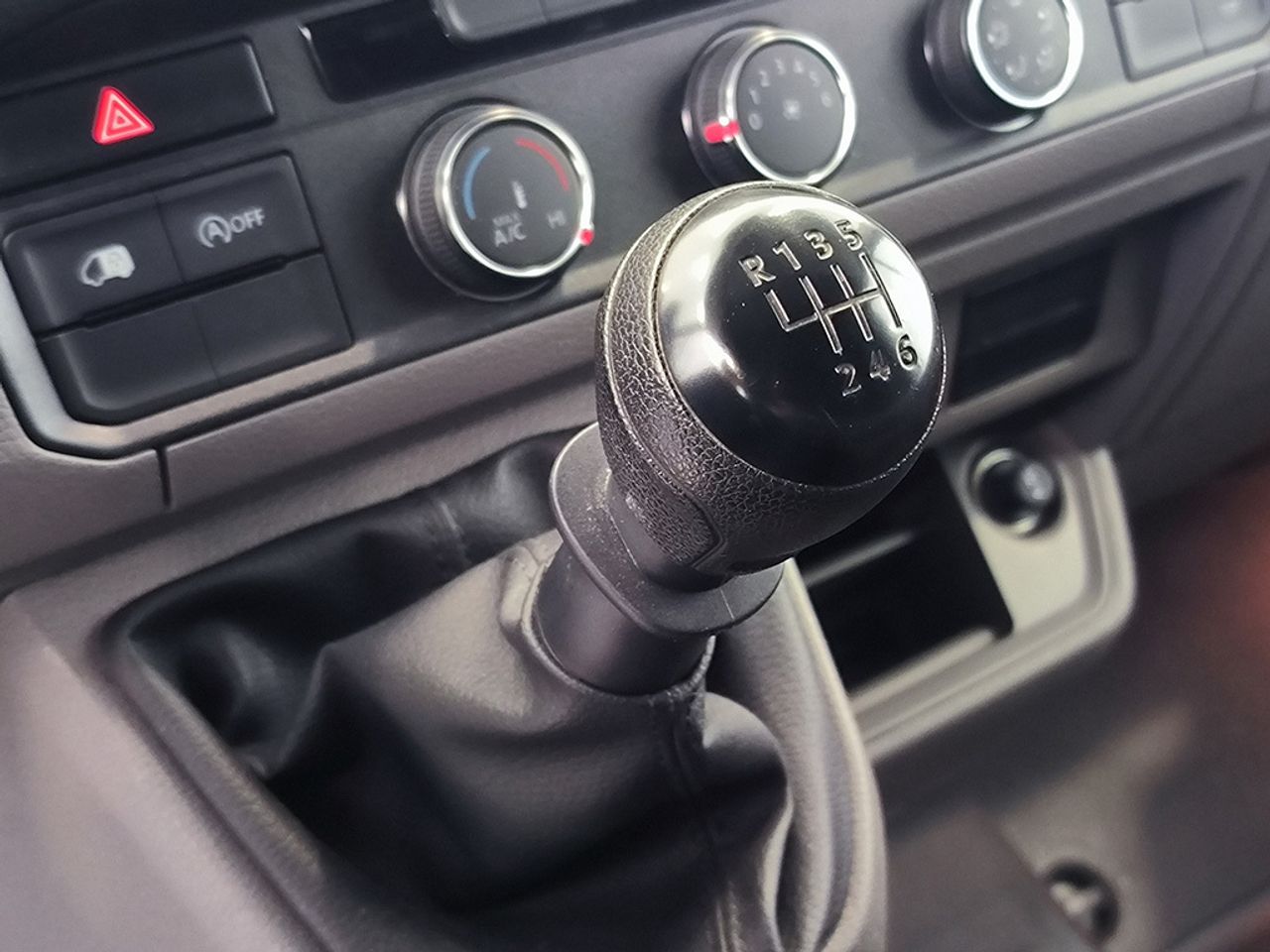 Volkswagen Crafter 35 furgon  batalla media l3h2 2.0 Tdi 140 cv 6 vel. 3500 kg - Foto 2