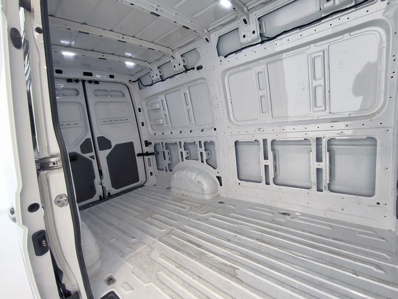 Volkswagen Crafter 35 furgon  batalla media l3h2 2.0 Tdi 140 cv 6 vel. 3500 kg - Foto 2