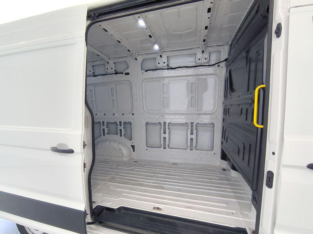 Volkswagen Crafter 35 furgon  batalla media l3h2 2.0 Tdi 140 cv 6 vel. 3500 kg - Foto 2