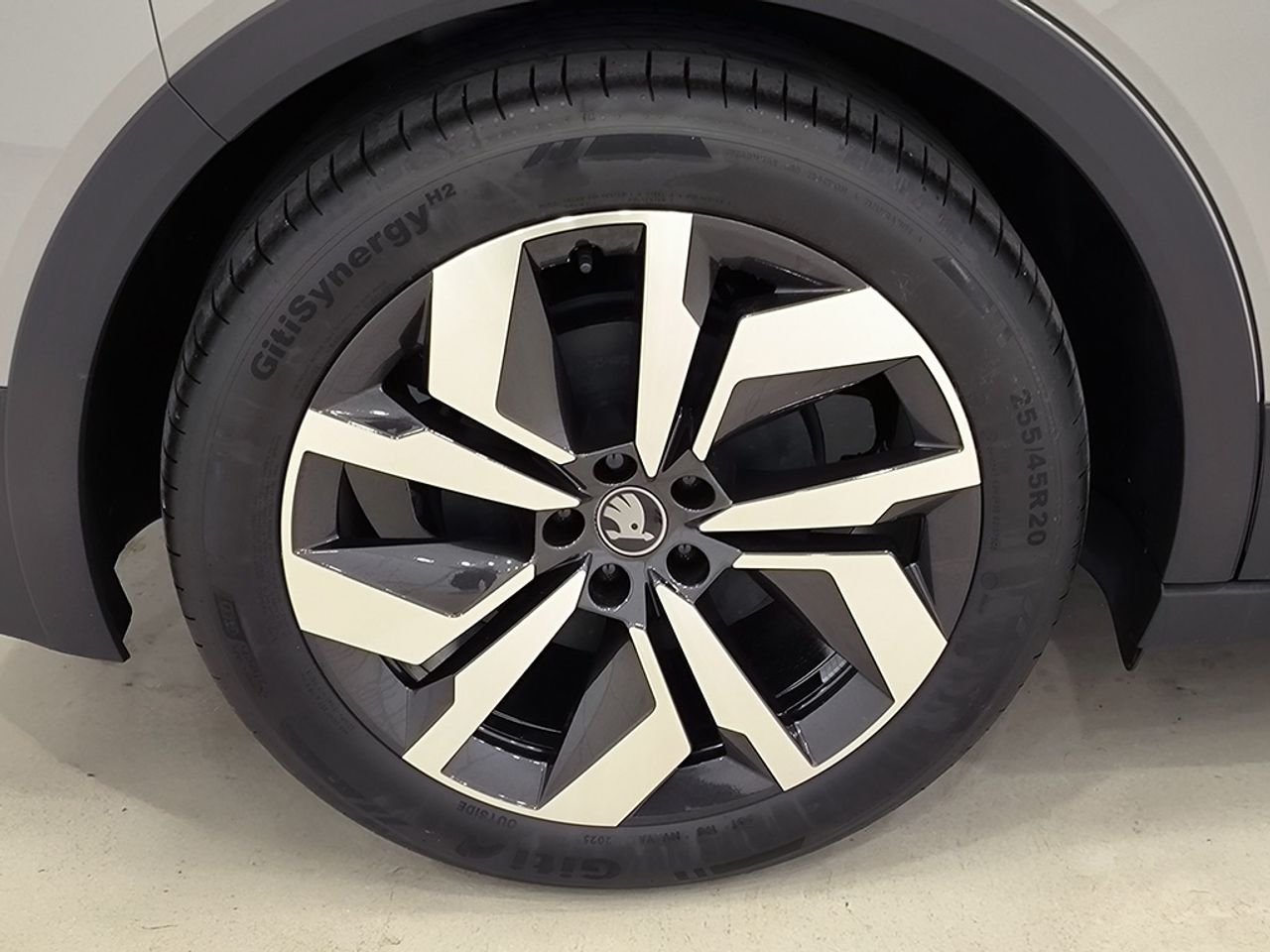 Skoda Elroq 85 Sportline 85kwh Batterie 210kw(286cv) - Foto 2
