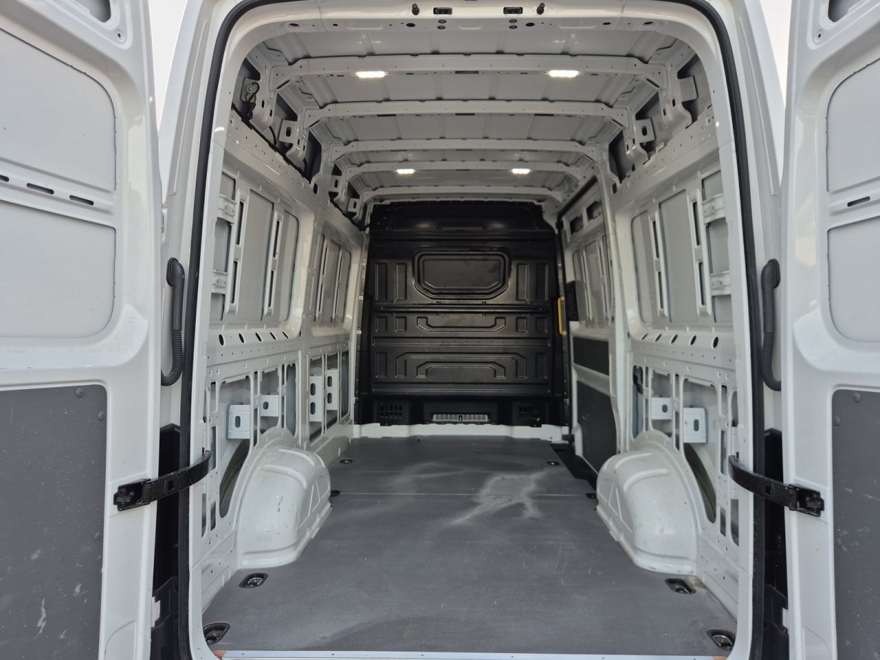 Volkswagen Crafter 2.0 Tdi 140 Cv Bm L3h2 - Foto 2