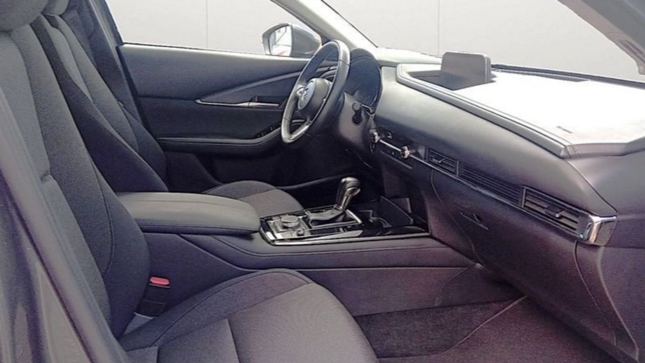 Mazda CX-30 E-SKYACTIV X AUTO en valls - Foto 2