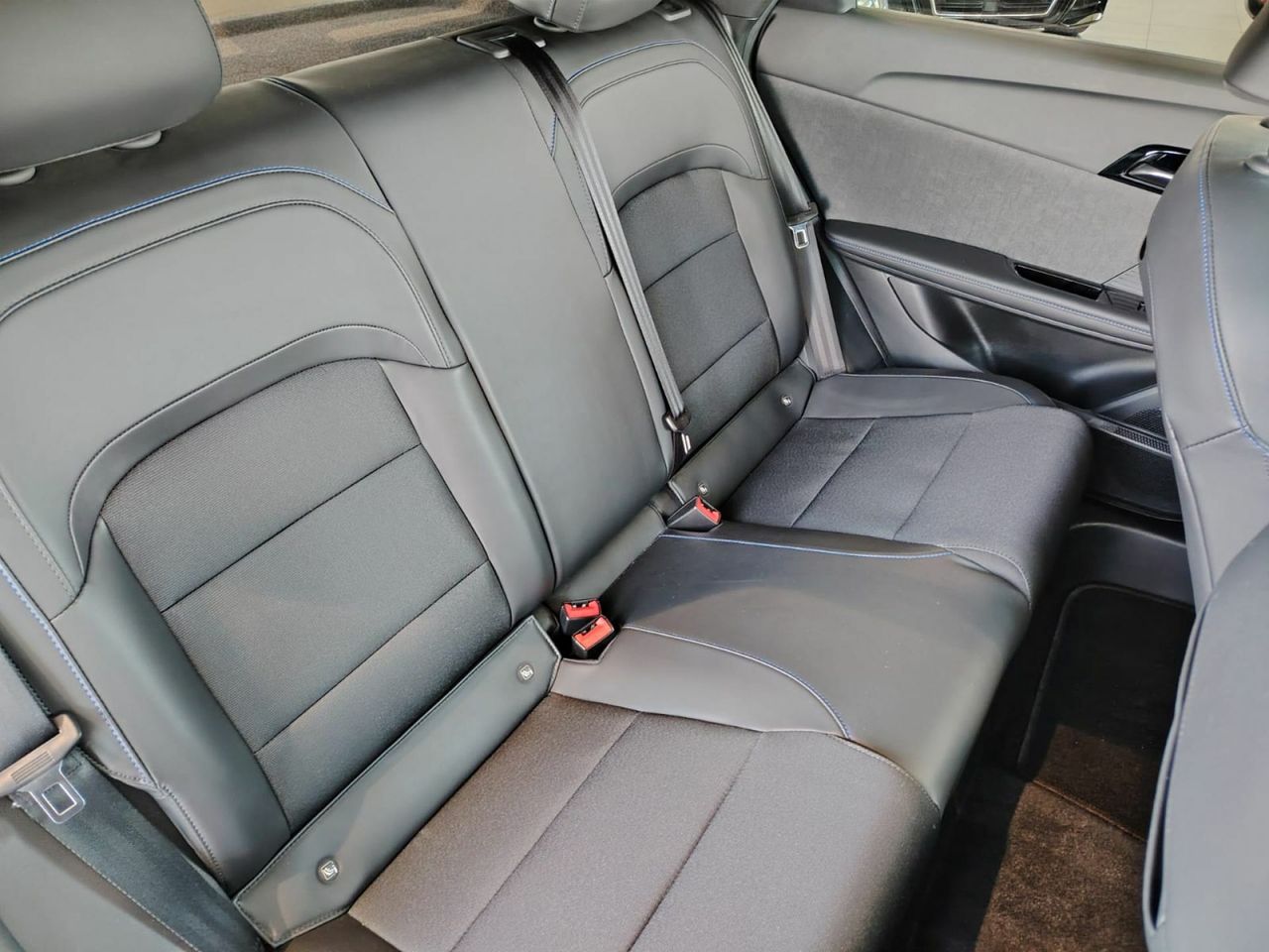 MG MG4 64kWh Luxury - Foto 35