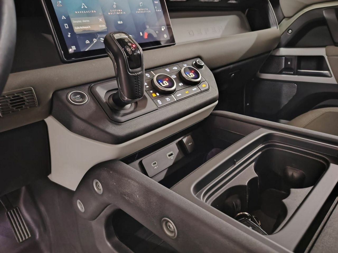 Land-Rover Defender 2.0 D240 SD4 First Edition 110 Auto 4WD - Foto 24