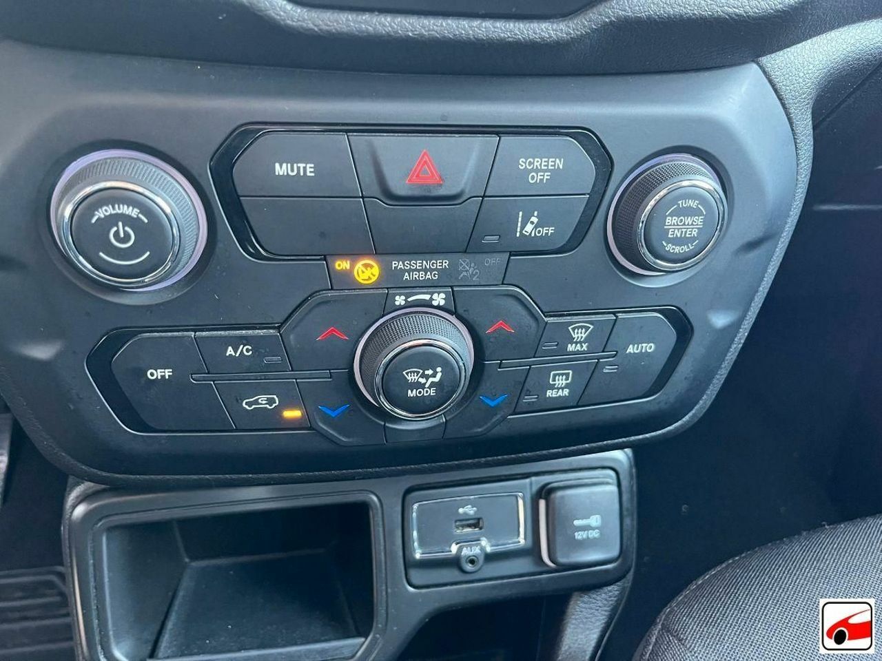 Jeep Renegade Night Eagle II 1.0G 88kW 120CV 4x2  - Foto 31