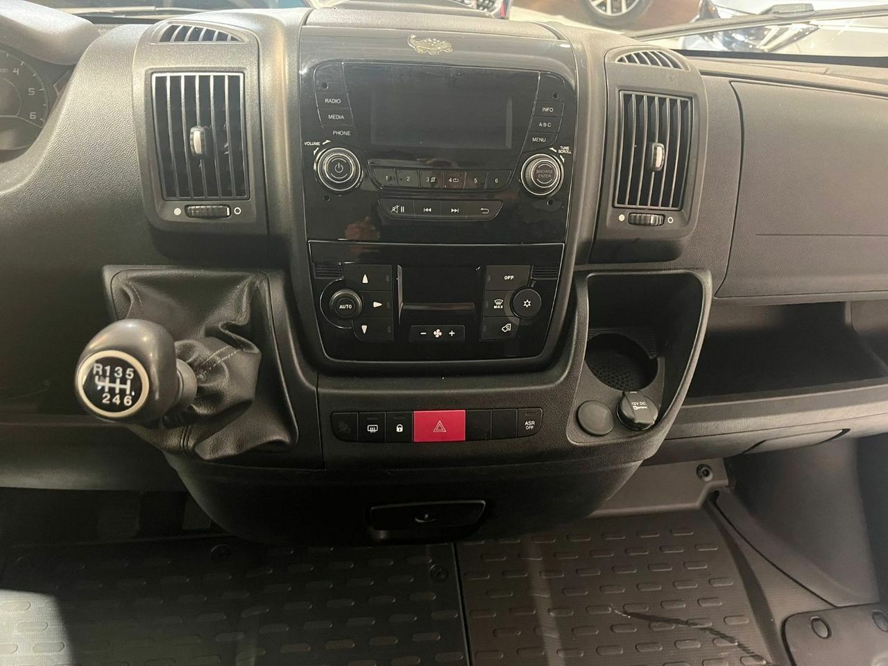 Peugeot Boxer Combi 59 Pl. 330 L1H1 BlueHDi 110 2.0  - Foto 4