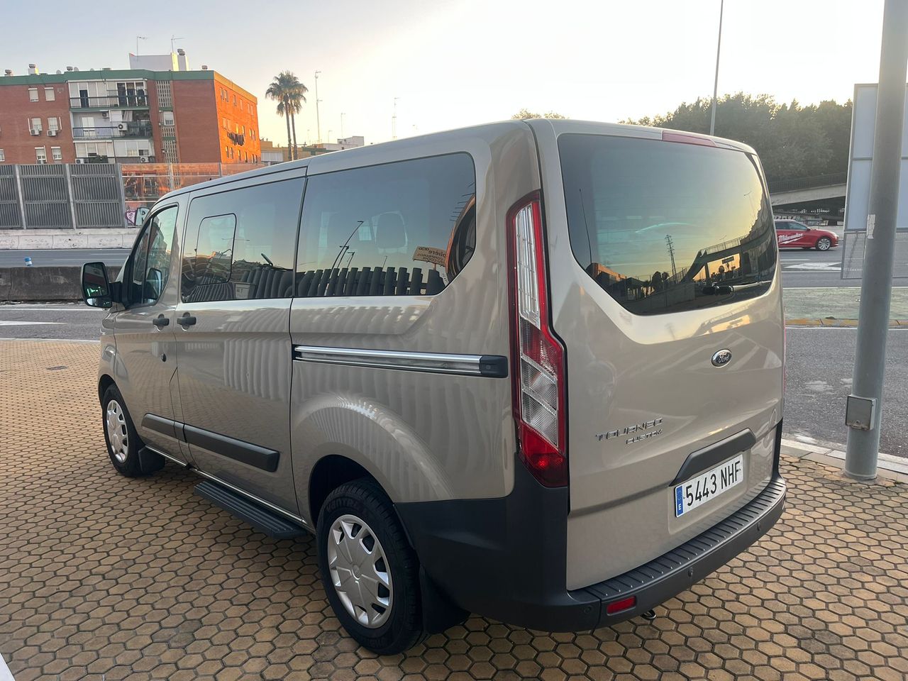 Ford Tourneo Custom 2.0 TDCI 96kW 130CV L1 Titanium - Foto 4