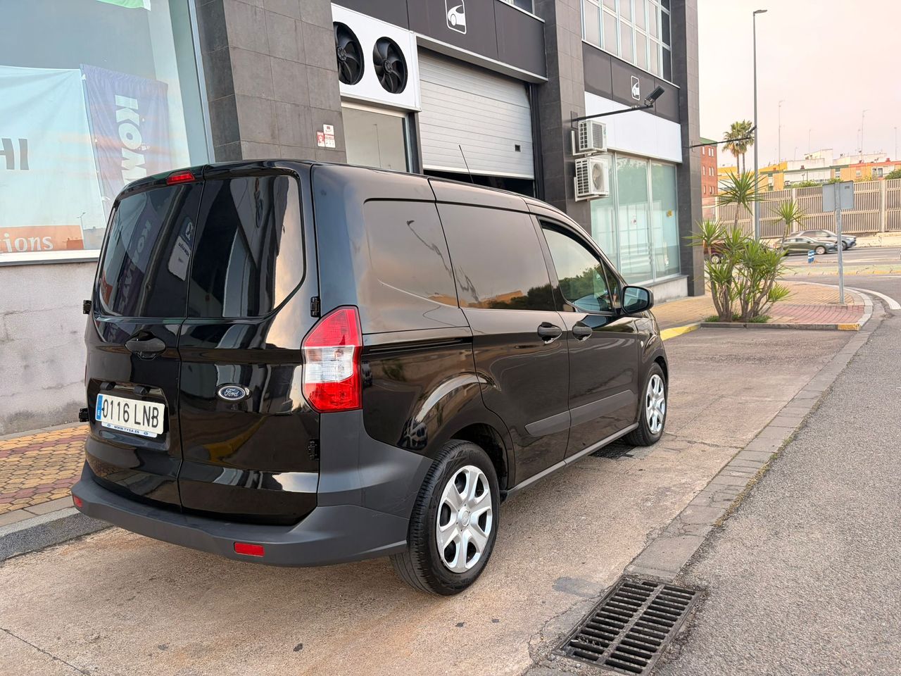 Ford Transit Courier VAN 1.5 TDCI TREND 100CV - Foto 8