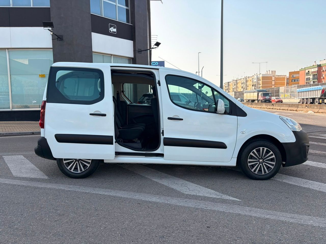 Peugeot Partner TEPEE 1.6 BHDI ACCESS 75CV - Foto 18