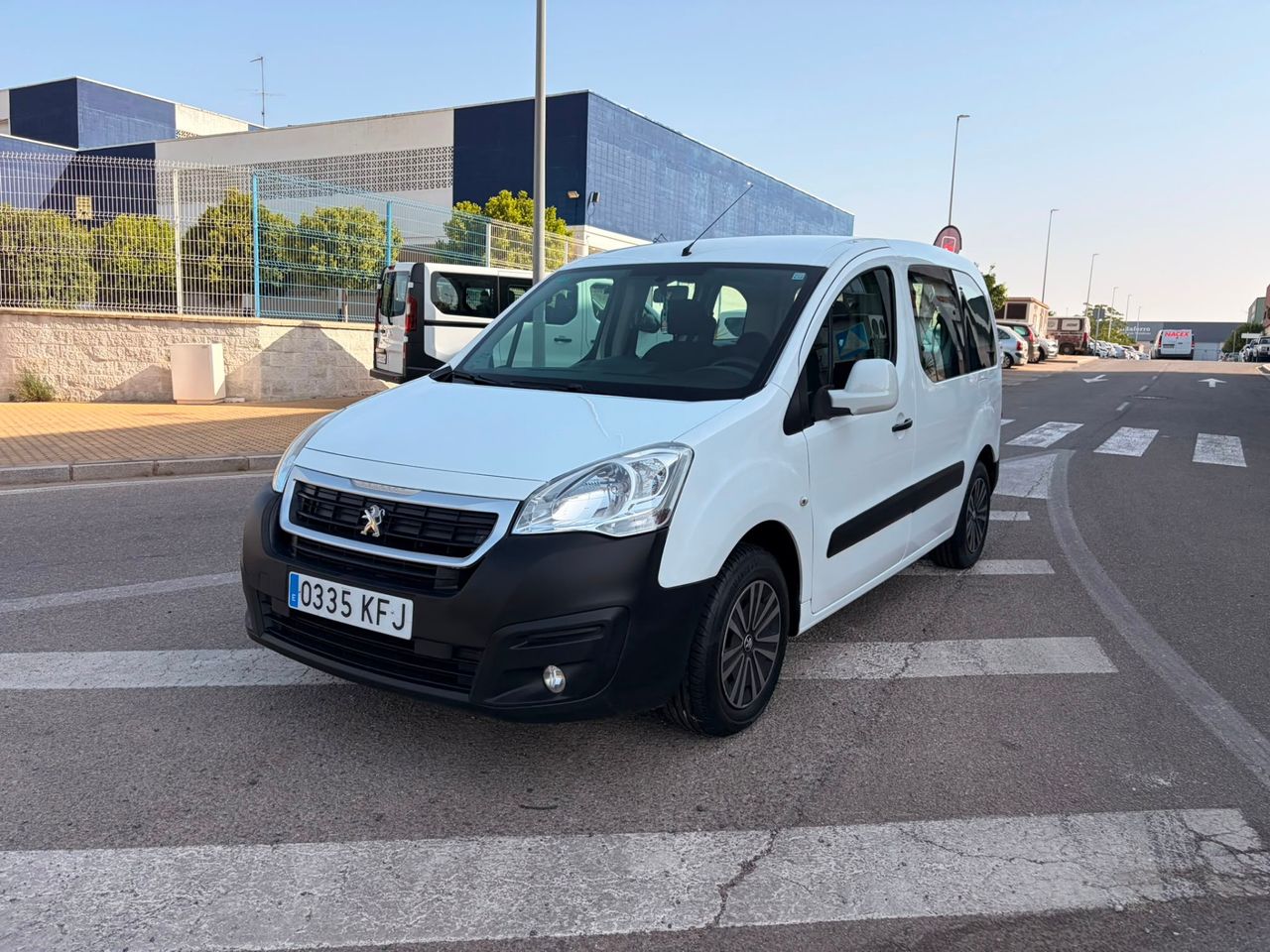 Peugeot Partner TEPEE 1.6 BHDI ACCESS 75CV - Foto 39