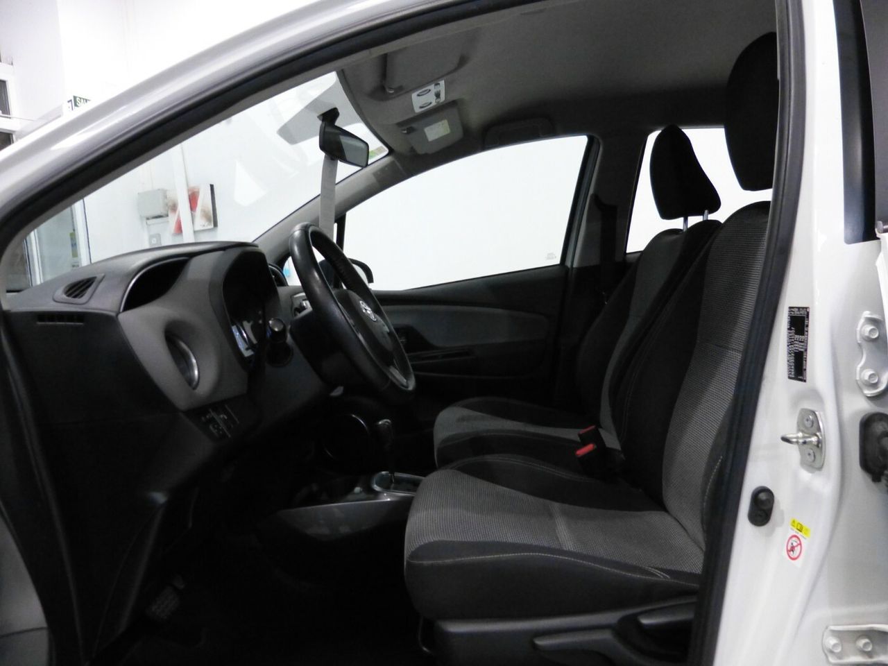 Toyota Yaris 1.5 HYBRID ACTIVE  - Foto 17