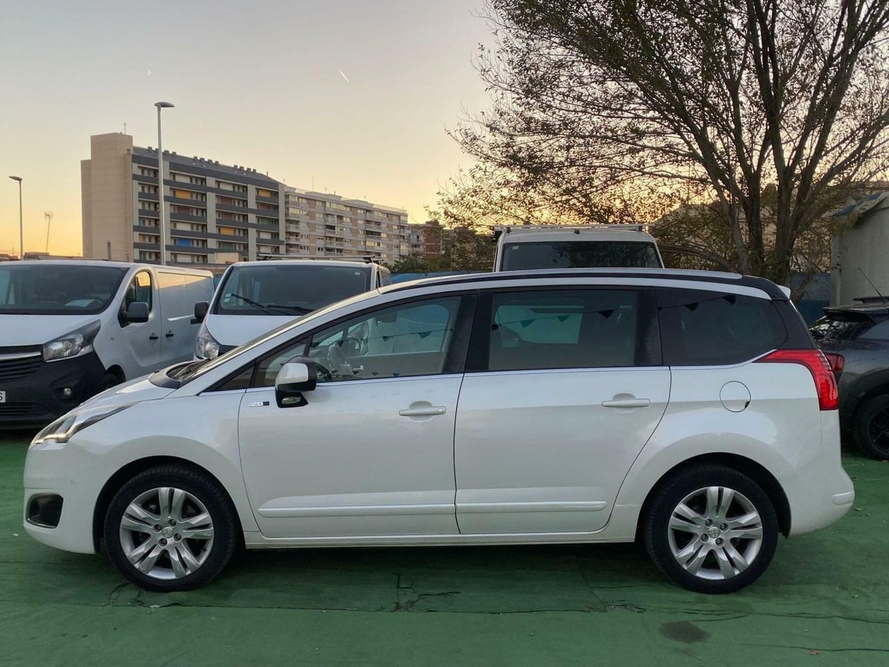 Peugeot 5008 1.6 120CV Active  BlueHDi 120 EAT6 - Foto 6