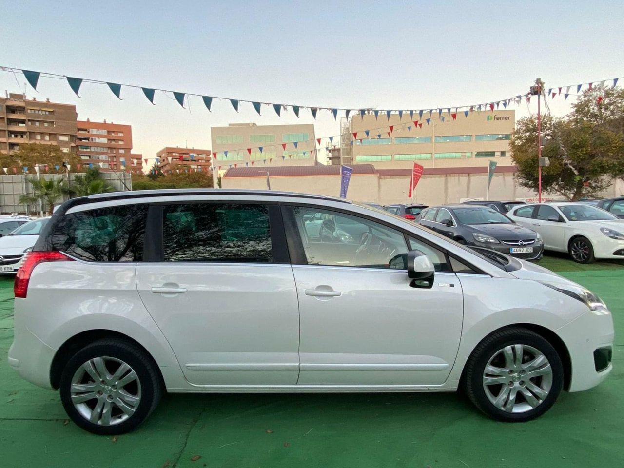 Peugeot 5008 1.6 120CV Active  BlueHDi 120 EAT6 - Foto 5
