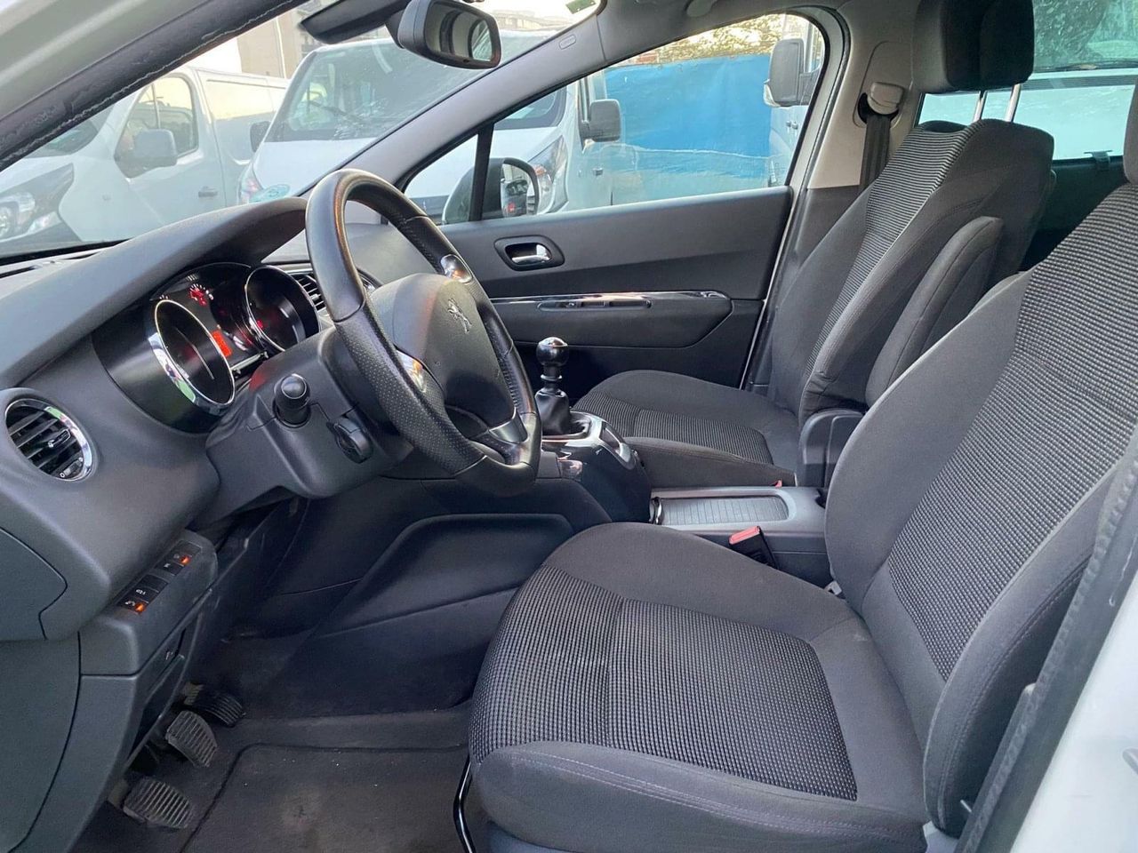 Peugeot 5008 1.6 120CV Active  BlueHDi 120 EAT6 - Foto 7