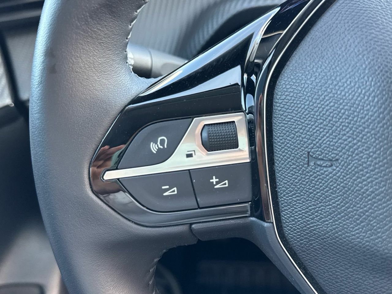 Peugeot 208 PureTech 100 Allure 75 kW (100 CV) - foto 20