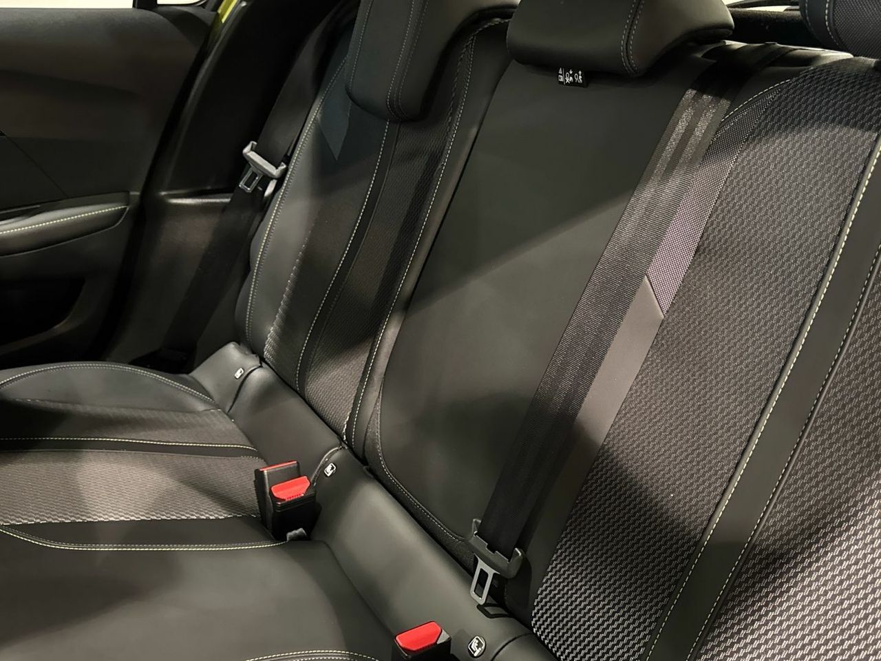 Peugeot 208 GT Hybrid eDCS6 100 kW (136 CV) - foto 26