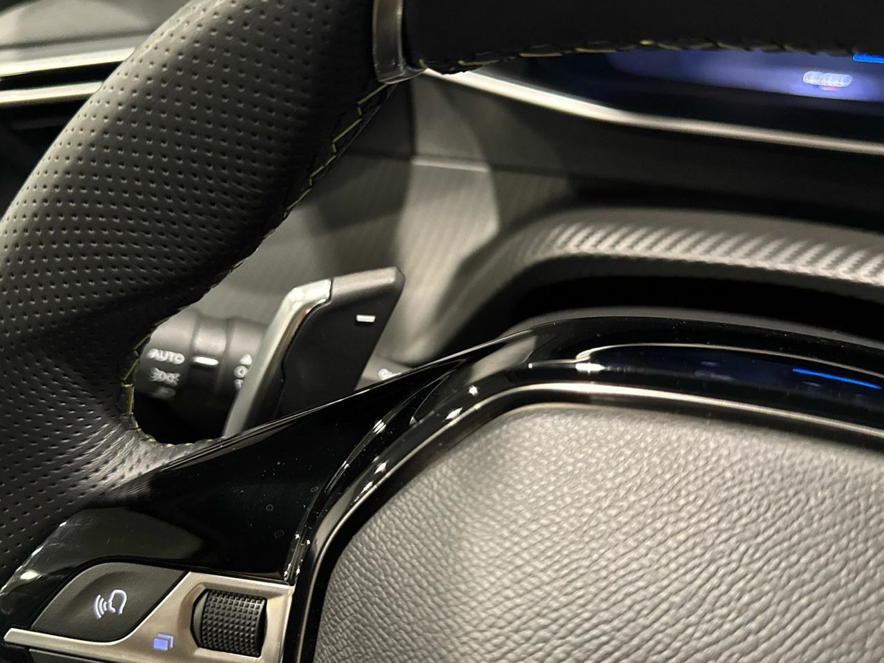 Peugeot 208 GT Hybrid eDCS6 100 kW (136 CV) - foto 36