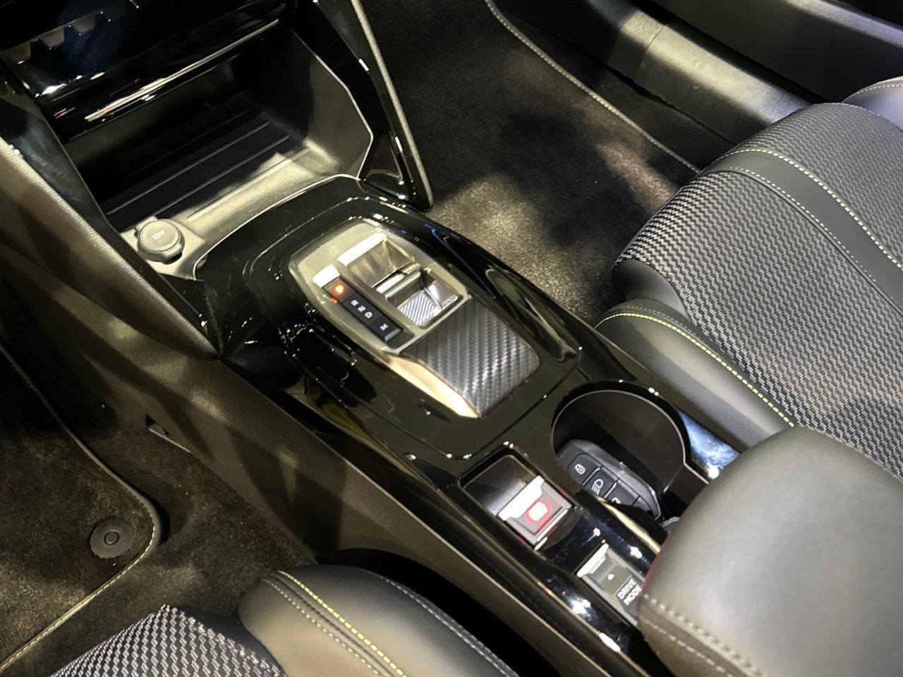 Peugeot 208 GT Hybrid eDCS6 100 kW (136 CV) - foto 14