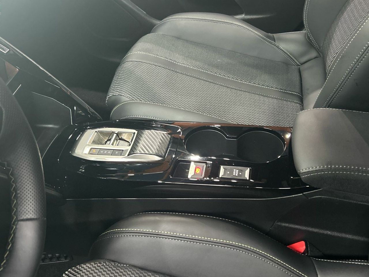 Peugeot 208 GT Hybrid eDCS6 100 kW (136 CV) - foto 14