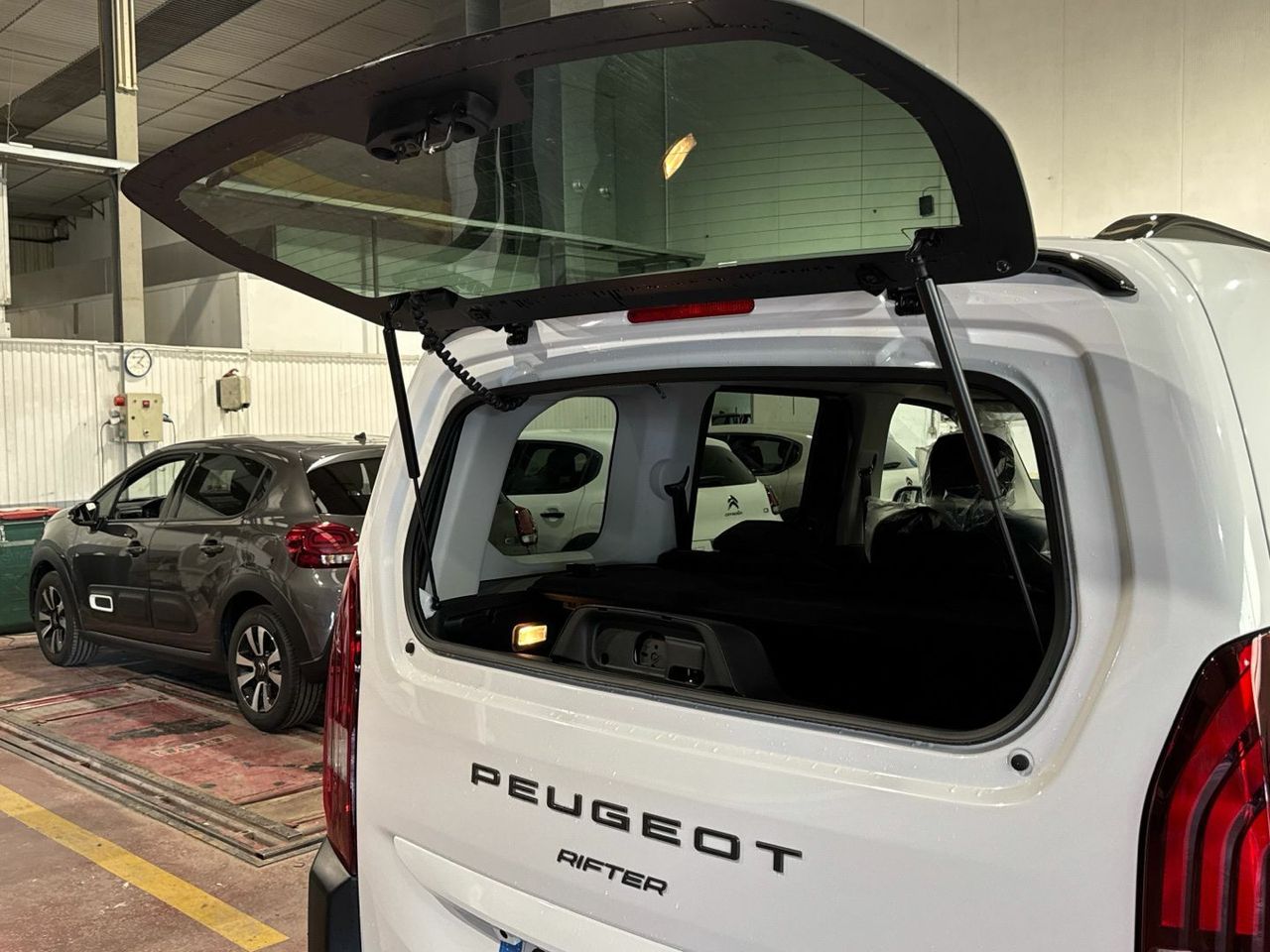 Peugeot Rifter BlueHDi 130 S&S GT Standard Auto 96 kW (130 C - foto 27