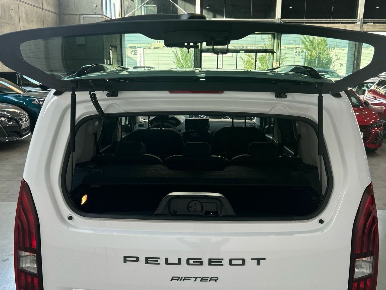 Peugeot Rifter BlueHDi 130 S&S GT Standard Auto 96 kW (130 C - foto 24