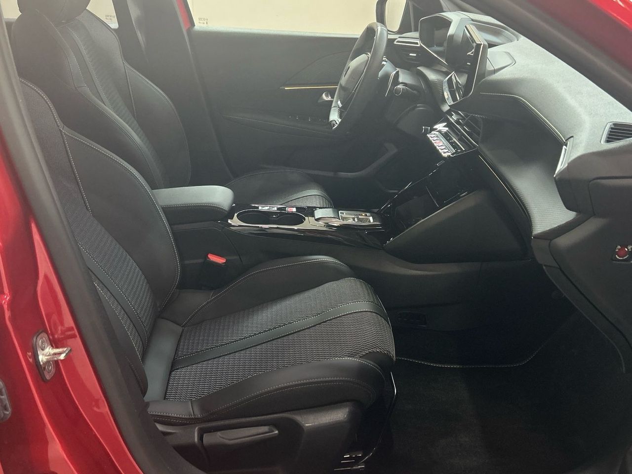 Peugeot 208 GT Hybrid eDCS6 75 kW (100 CV) - foto 24